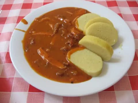 Hovězí guláš s knedlíkem
