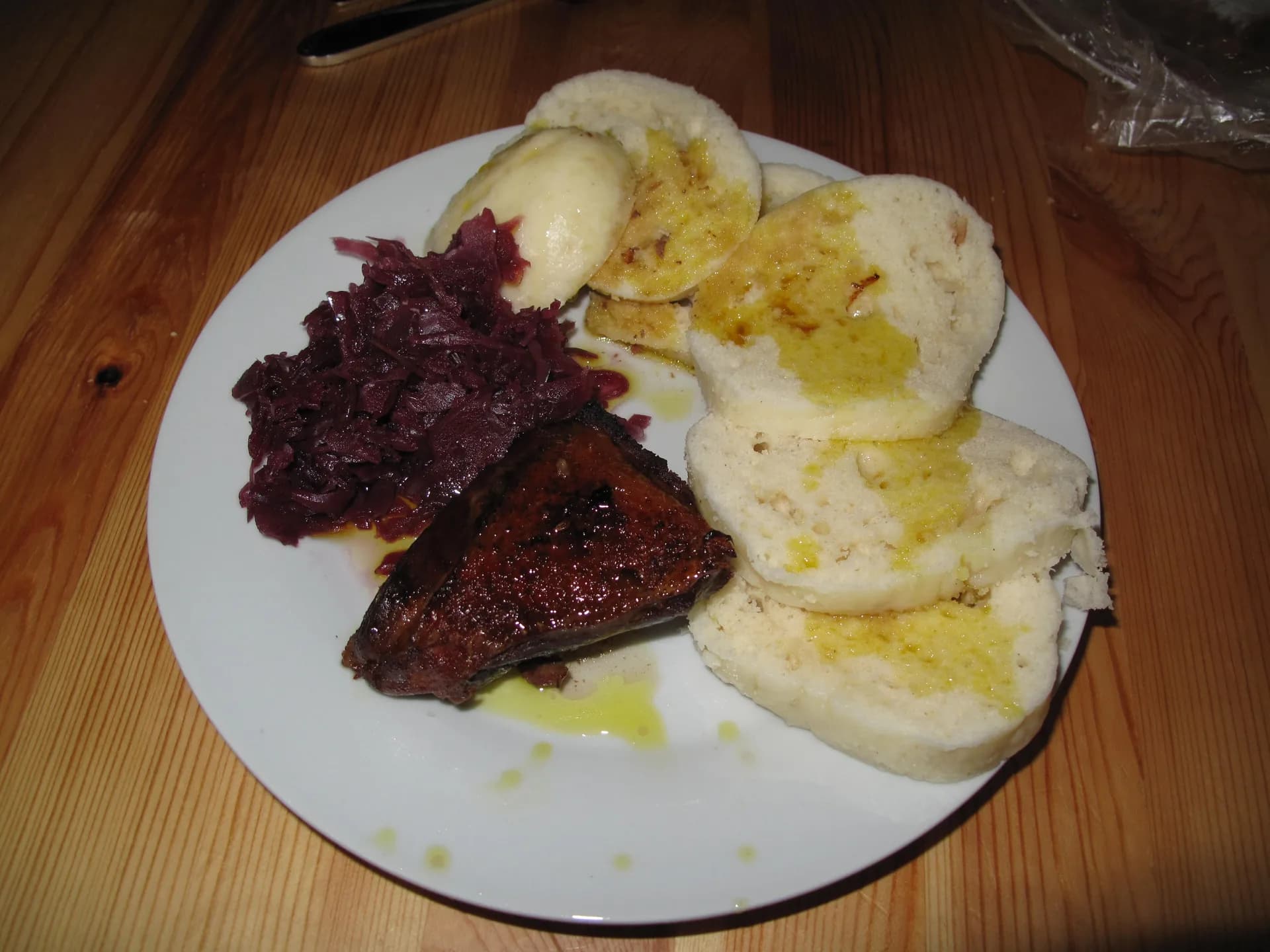 Pečená kachna se zelím a knedlíkem